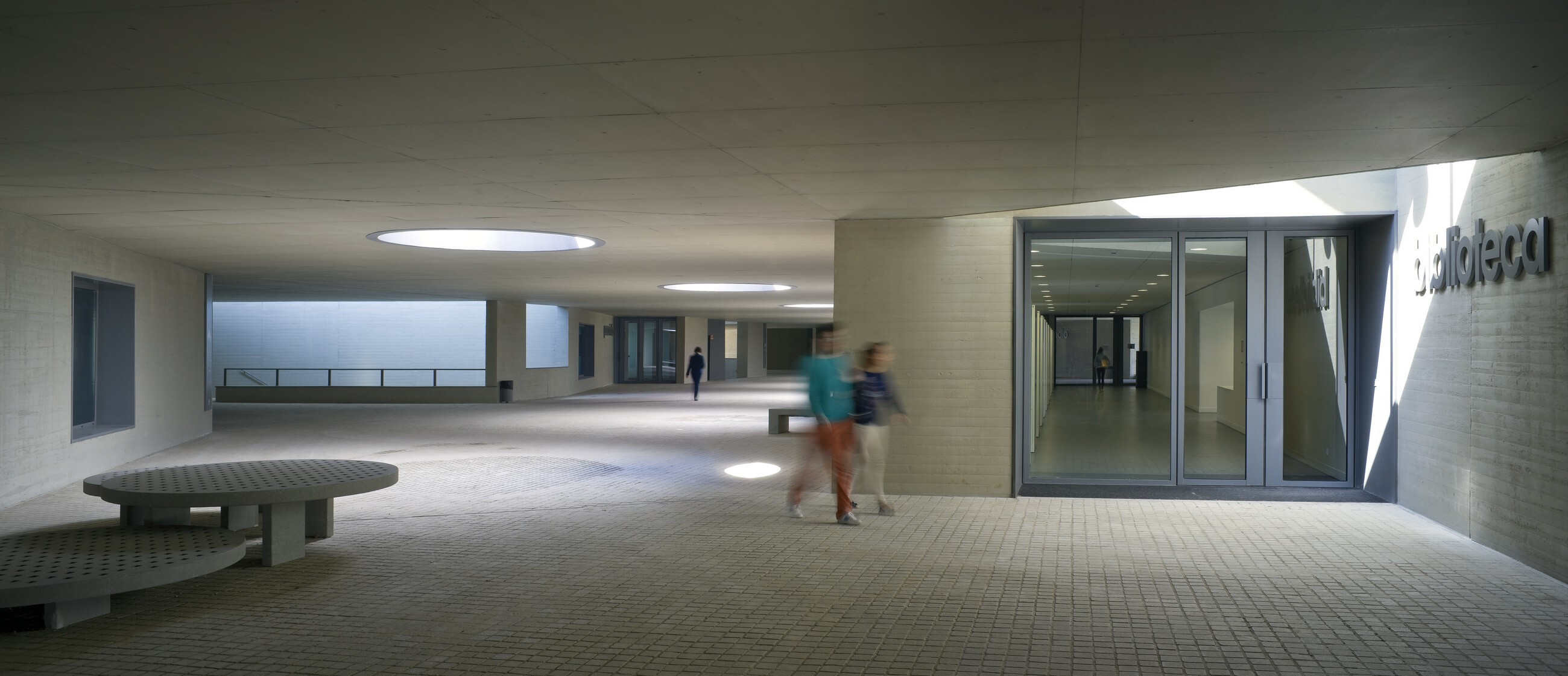 格兰纳达大学学习中心 · 有机形态的多功能空间-19