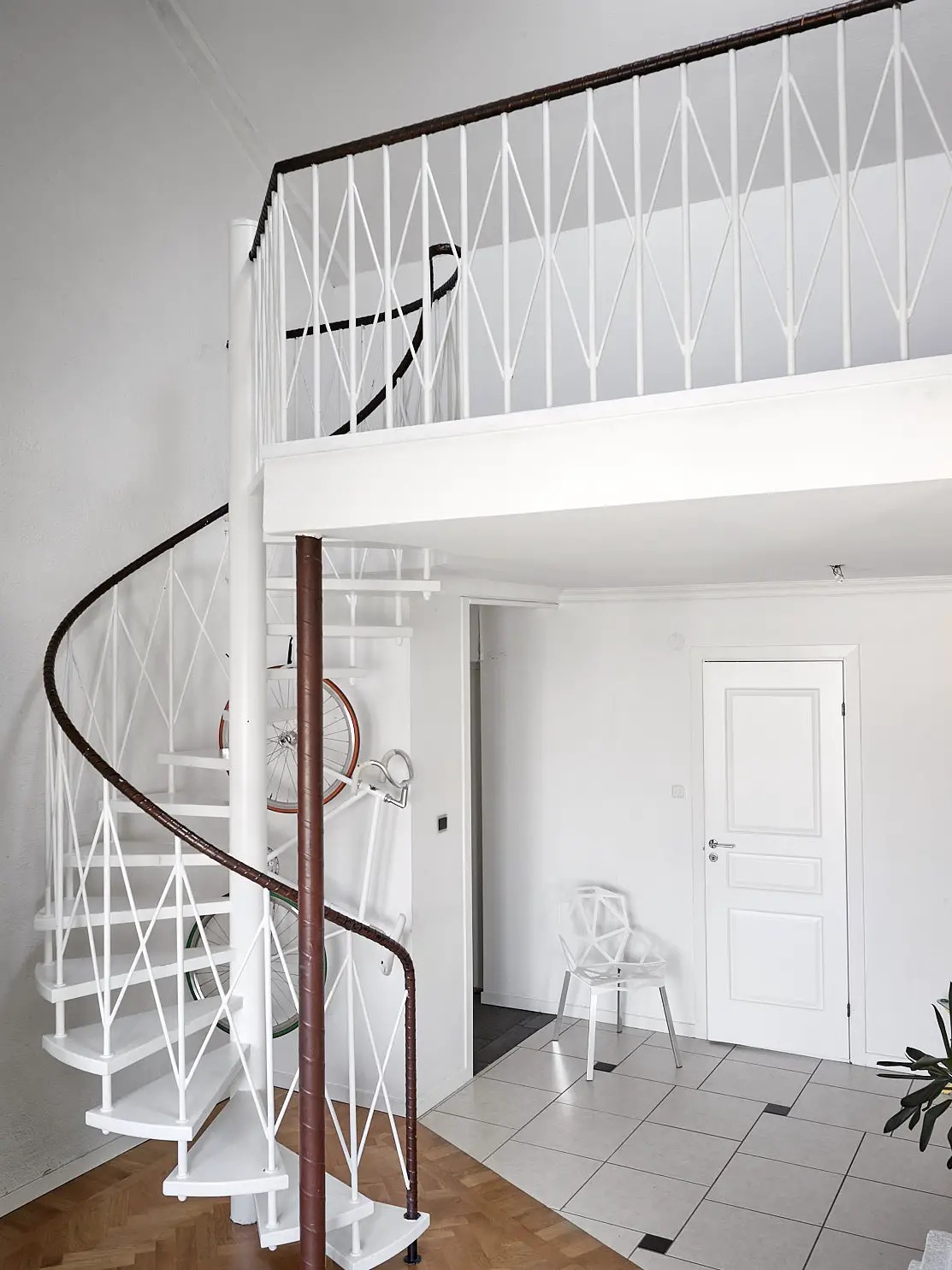 阳光明媚的 20 世纪初建筑公寓-8