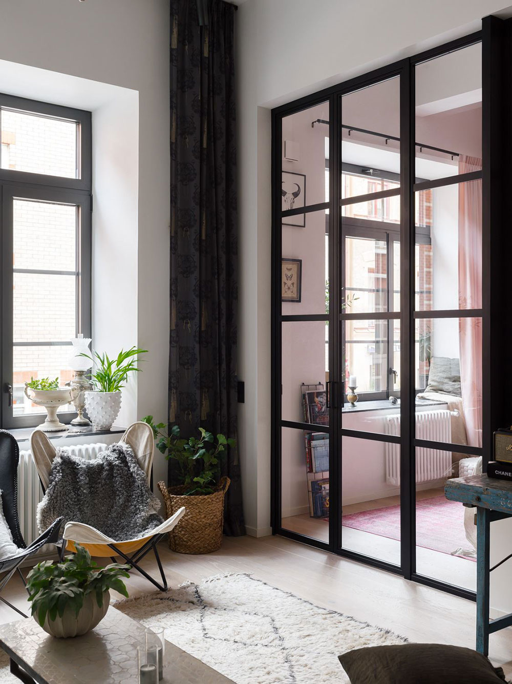 斯德哥尔摩工业风公寓的粉色卧室设计-12