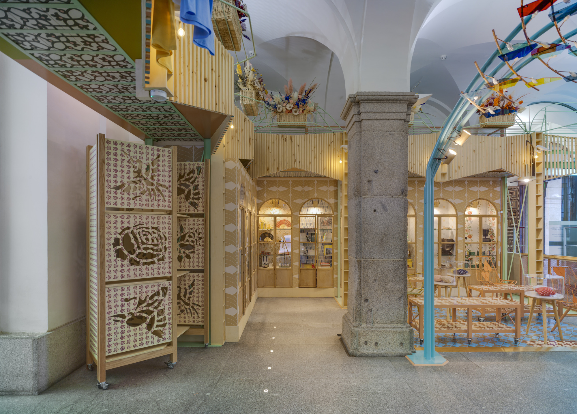 Madrid 地标设计,融合传统与现代的旅游礼品店-23