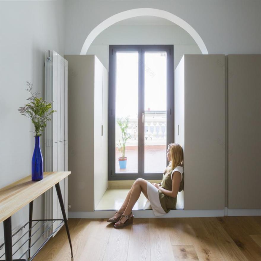 巴塞罗那工业风公寓设计,自然光与空间的完美融合-12