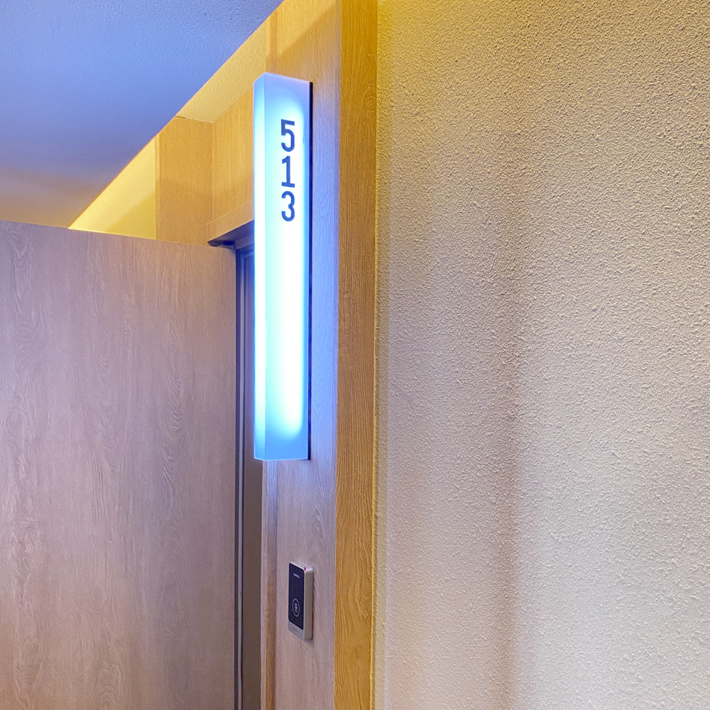 简约酒店设计典范 | 白色木纹诠释温馨空间-19