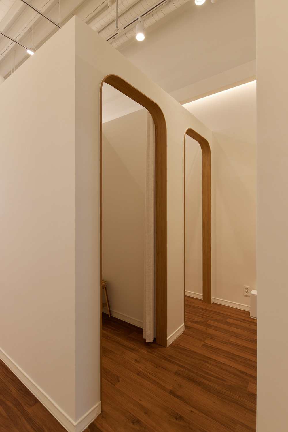 白色与木质，打造温馨的 27 平米公寓-18