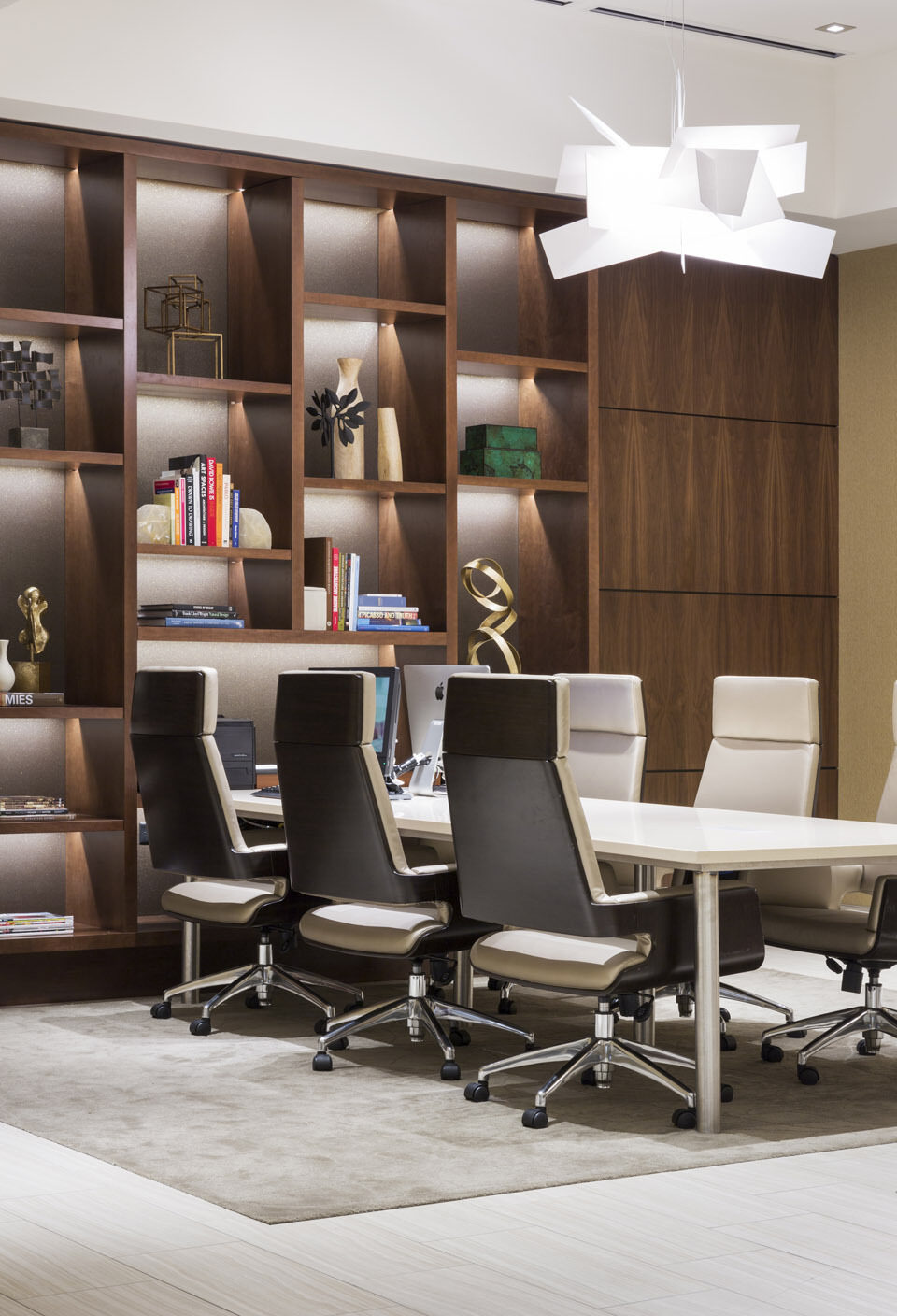 A Downtown Chicago Hotel with Sleek, Timeless Interiors-4