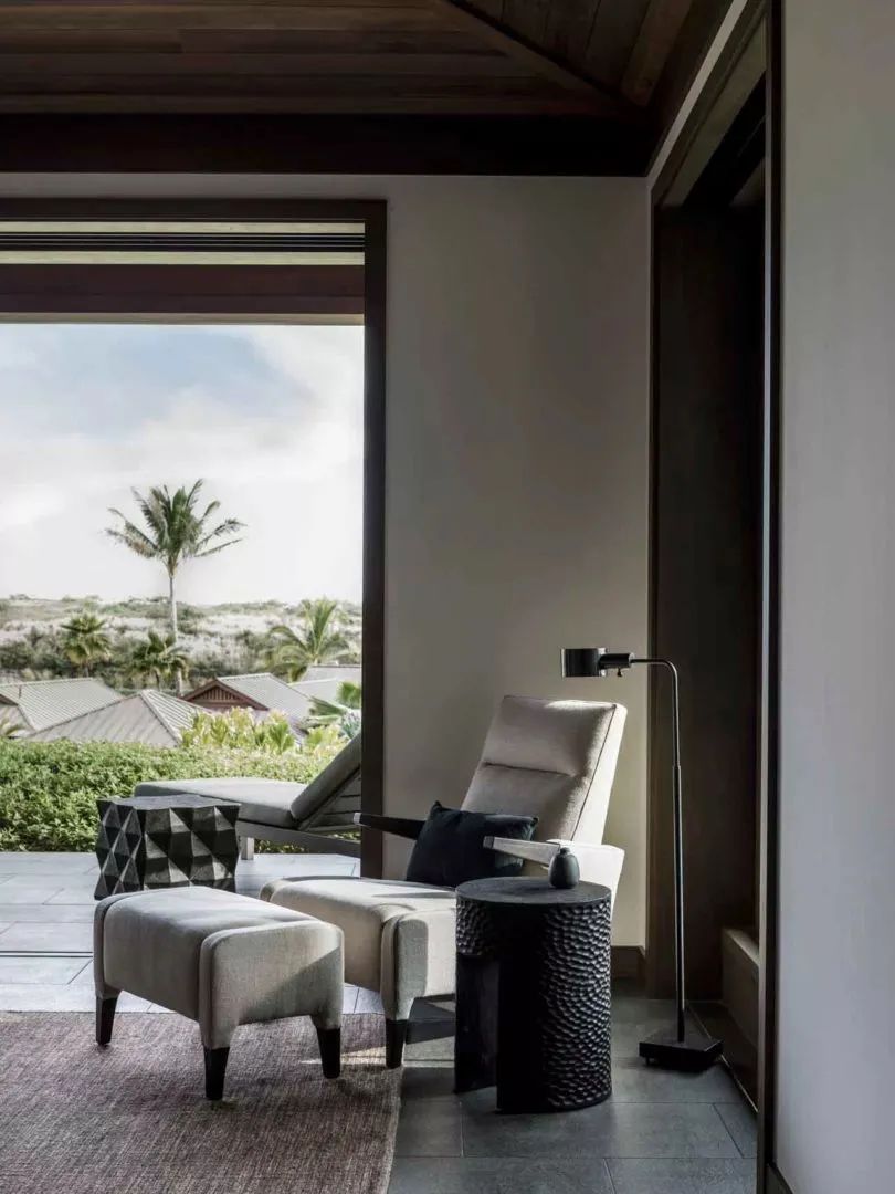 奇葩设计师用2年把房子涂成黑色,还被夸是天才？-94