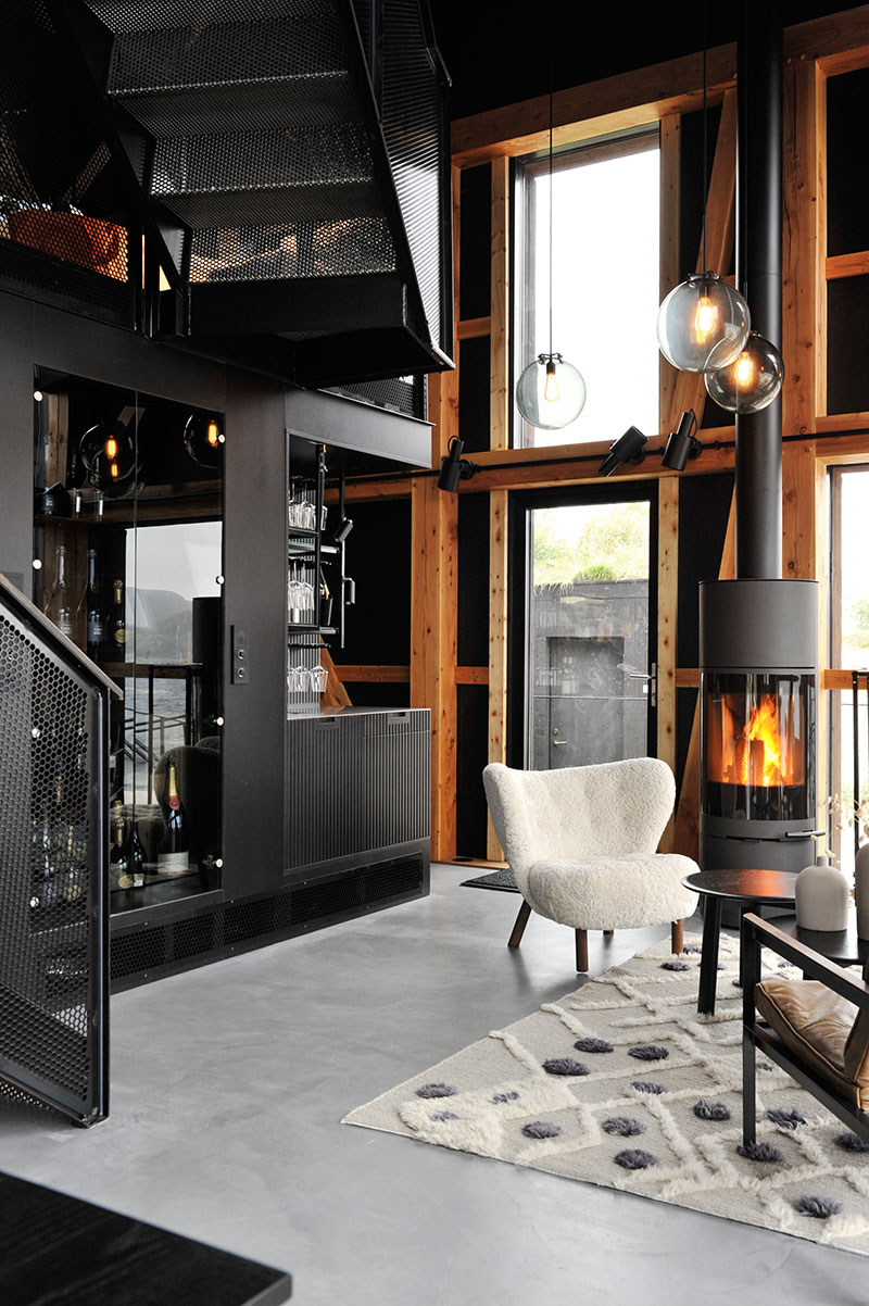 挪威海岸线上的黑色岩石住宅-5