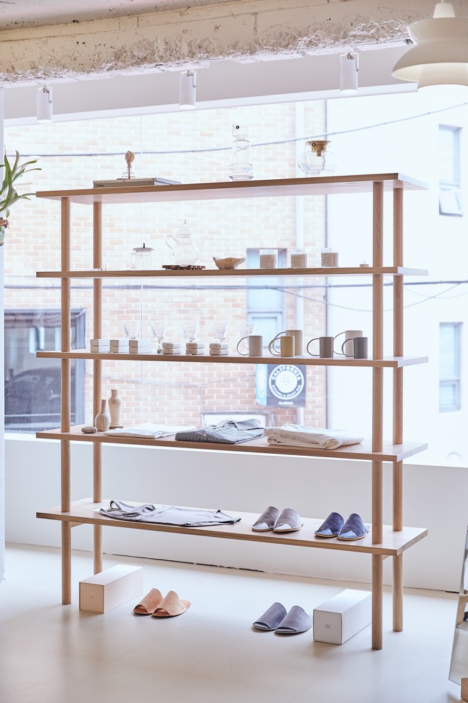 极简 28 平服装品牌展示空间-6