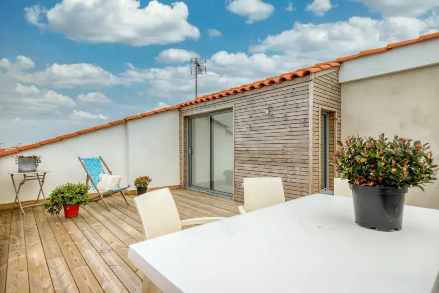 海滨城镇的屋顶阳台 | 绝美海景与创新设计-12