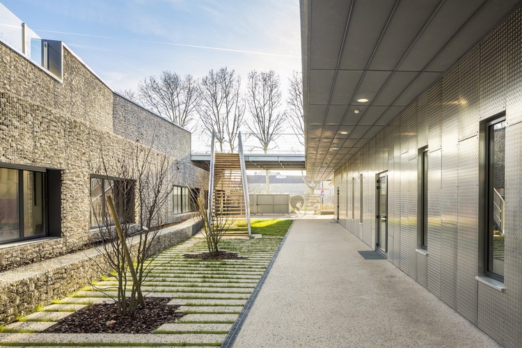 绿意盎然的新校园 · 贝松安吉拉·戴维斯学校-53