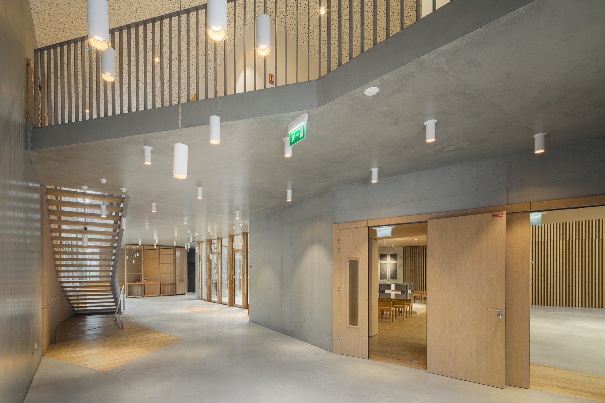 折叠 zinc 外壳中的宁静圣所——法国 Ensemble Pastoral Catholique 教堂设计-39