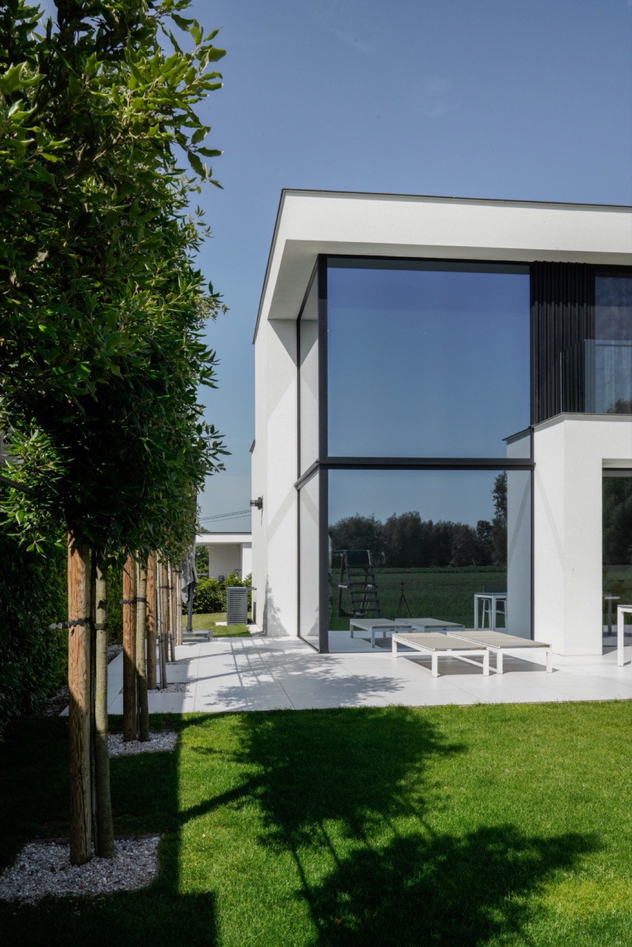 Ruime villa uitgevoerd in strakke, moderne crepi-3