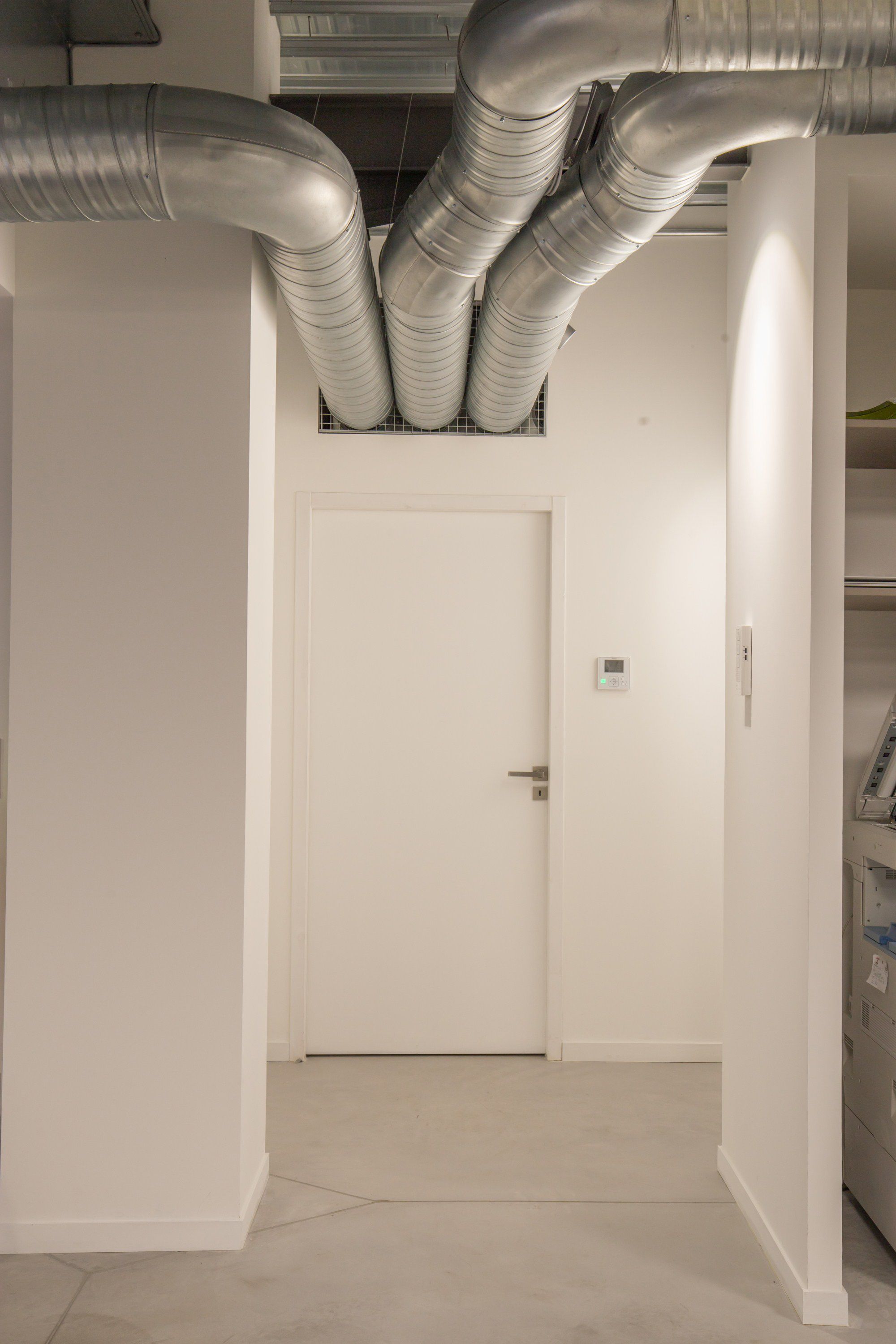 打破对称的金属网格办公楼-17