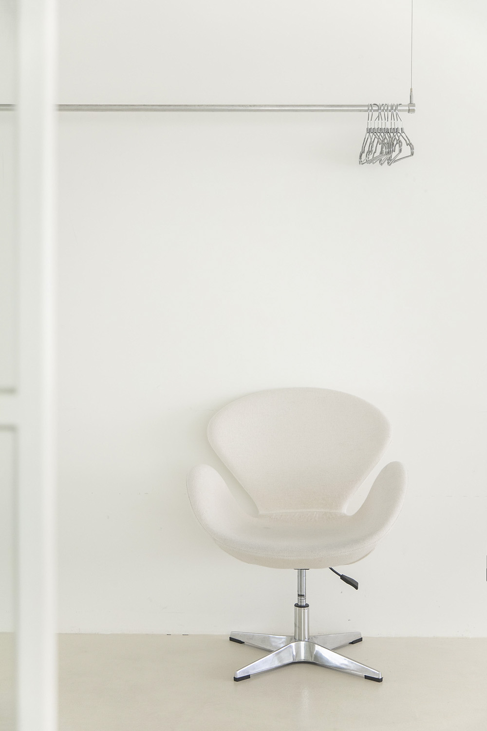 "白色与木色的高级 27 平米工作室"-31