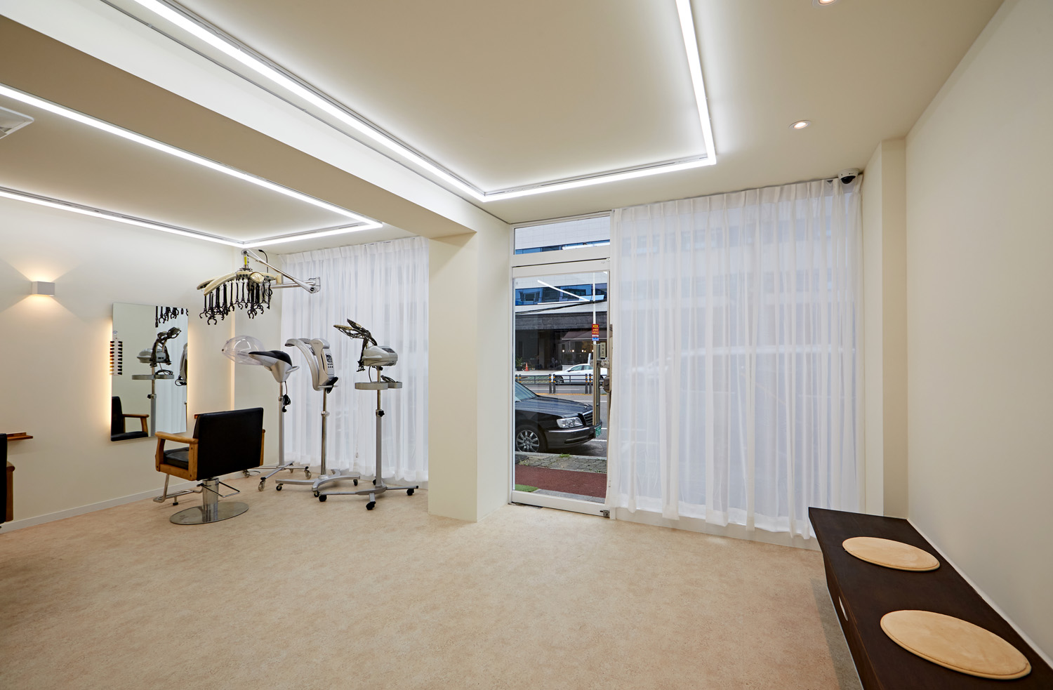 白色与木纹的极简美容室设计-8