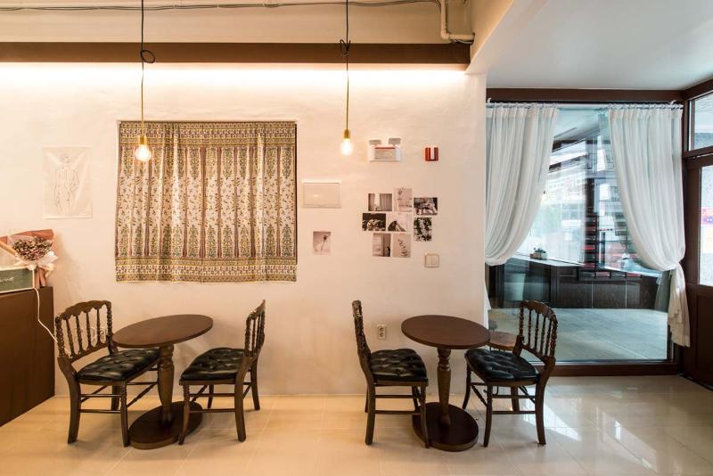 十平米打造简约温馨咖啡空间-10