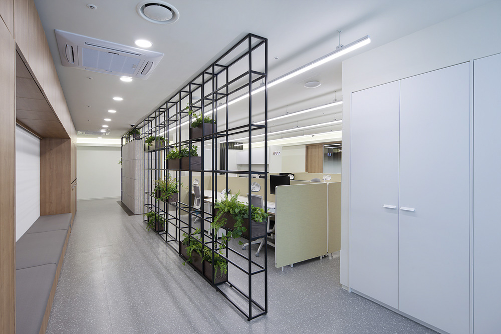 白色调打造 75 平米时尚办公空间-7