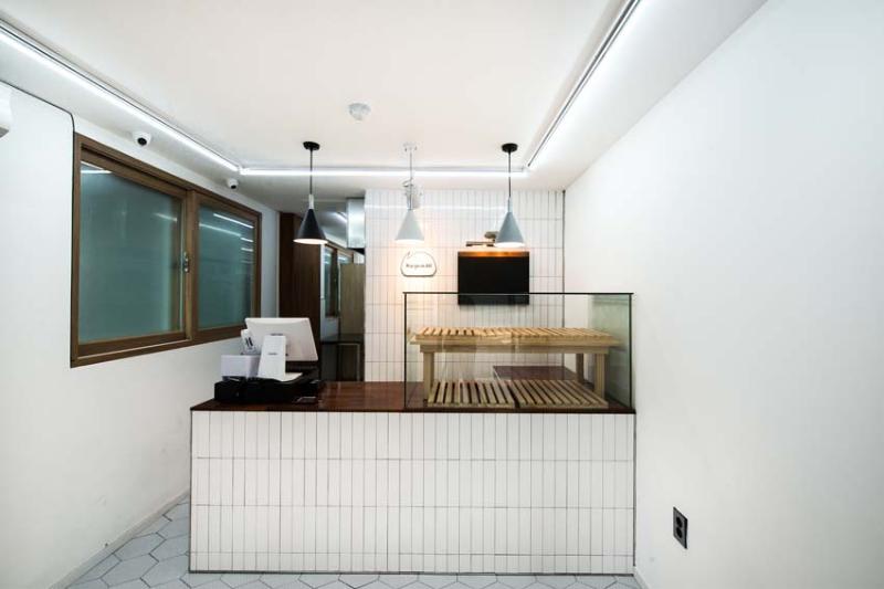 11 平米的极简白色烘焙店-6