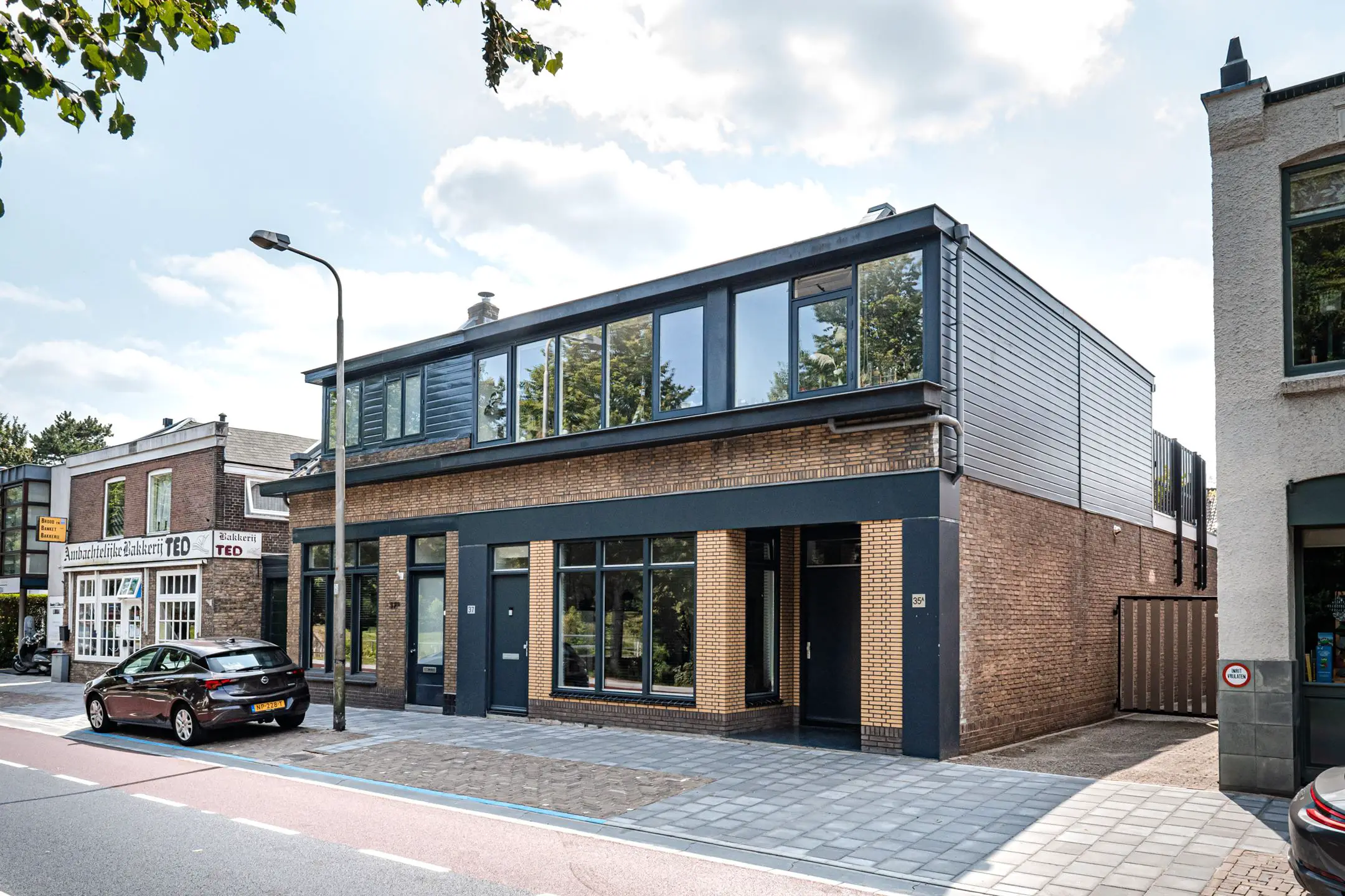 荷兰优雅明亮公寓设计,城市绿意渗透室内-27