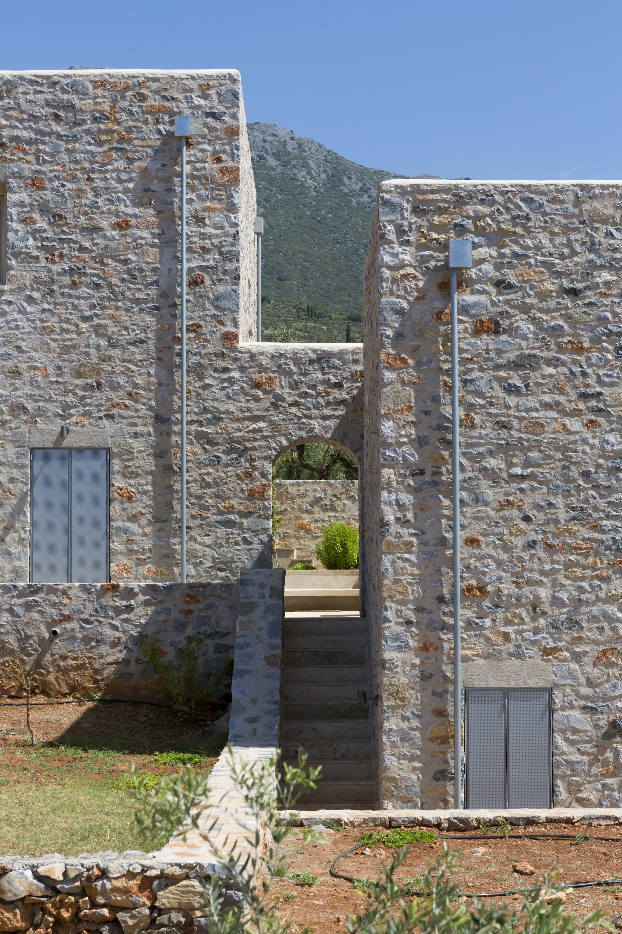 橄榄林中的石筑别墅-25