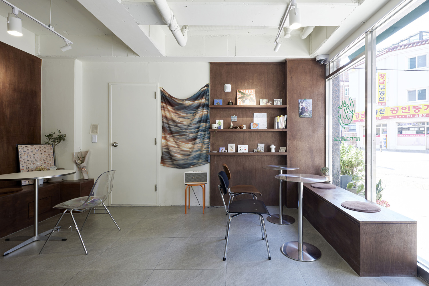 14 坪极简咖啡厅，诠释白色与木质调氛围-7