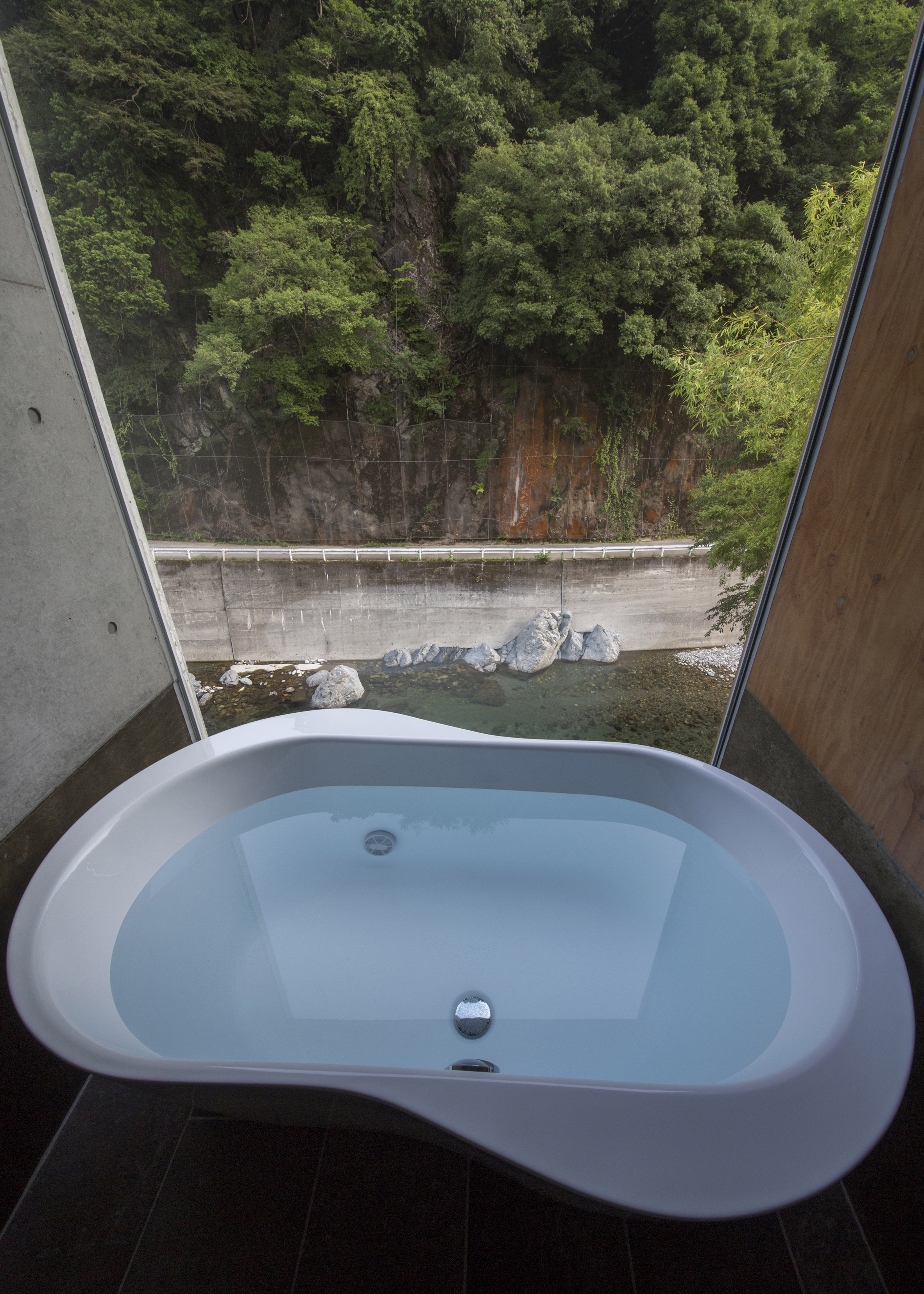 Holiday home by Masato Sekiya cantilevers over a cliff edge in Nara Prefecture-19