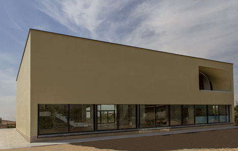 Next Office covers house near Tehran in a curved concrete facade-4