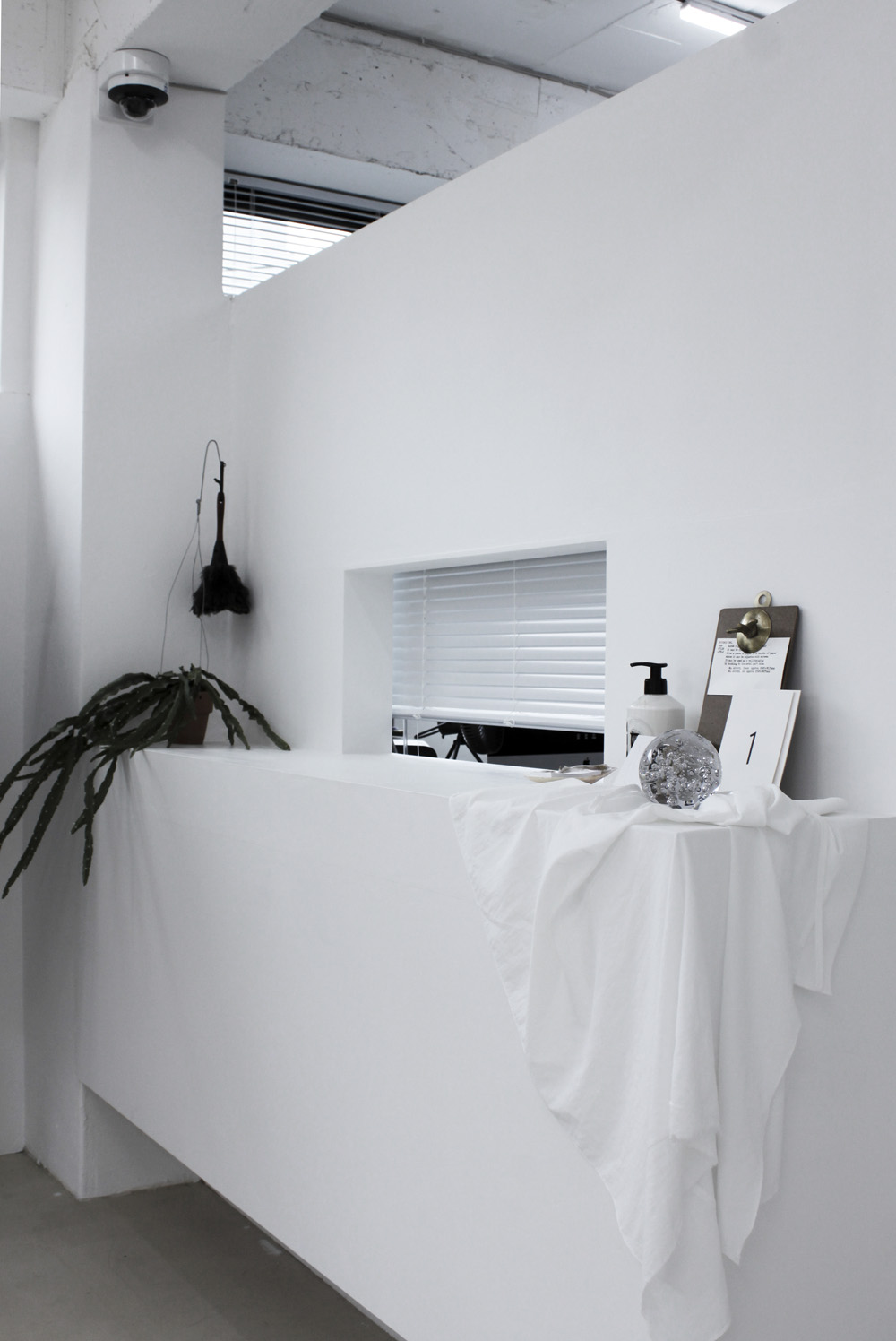 白色时尚迷你家具店设计-12