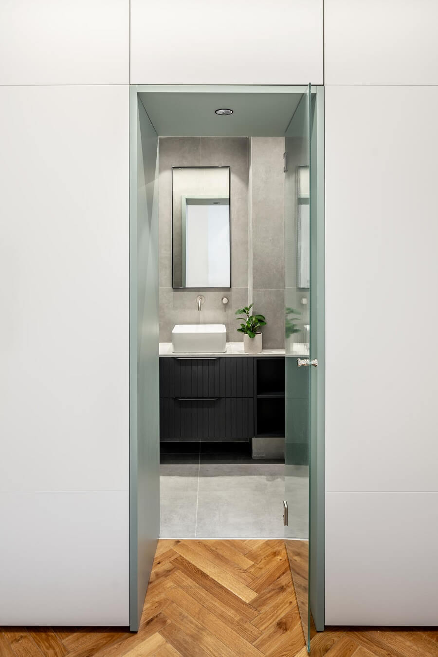 100 מר בתל אביב: המעצב של החבר שלי, מעצב שלי. - WALLS : WALLS-46