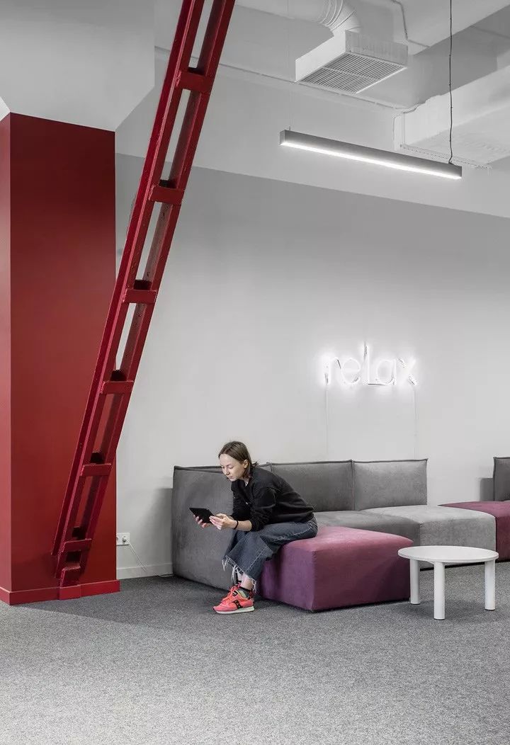 乌克兰 AmoMedia 办公室 | 工业风与活力的红绿碰撞-18