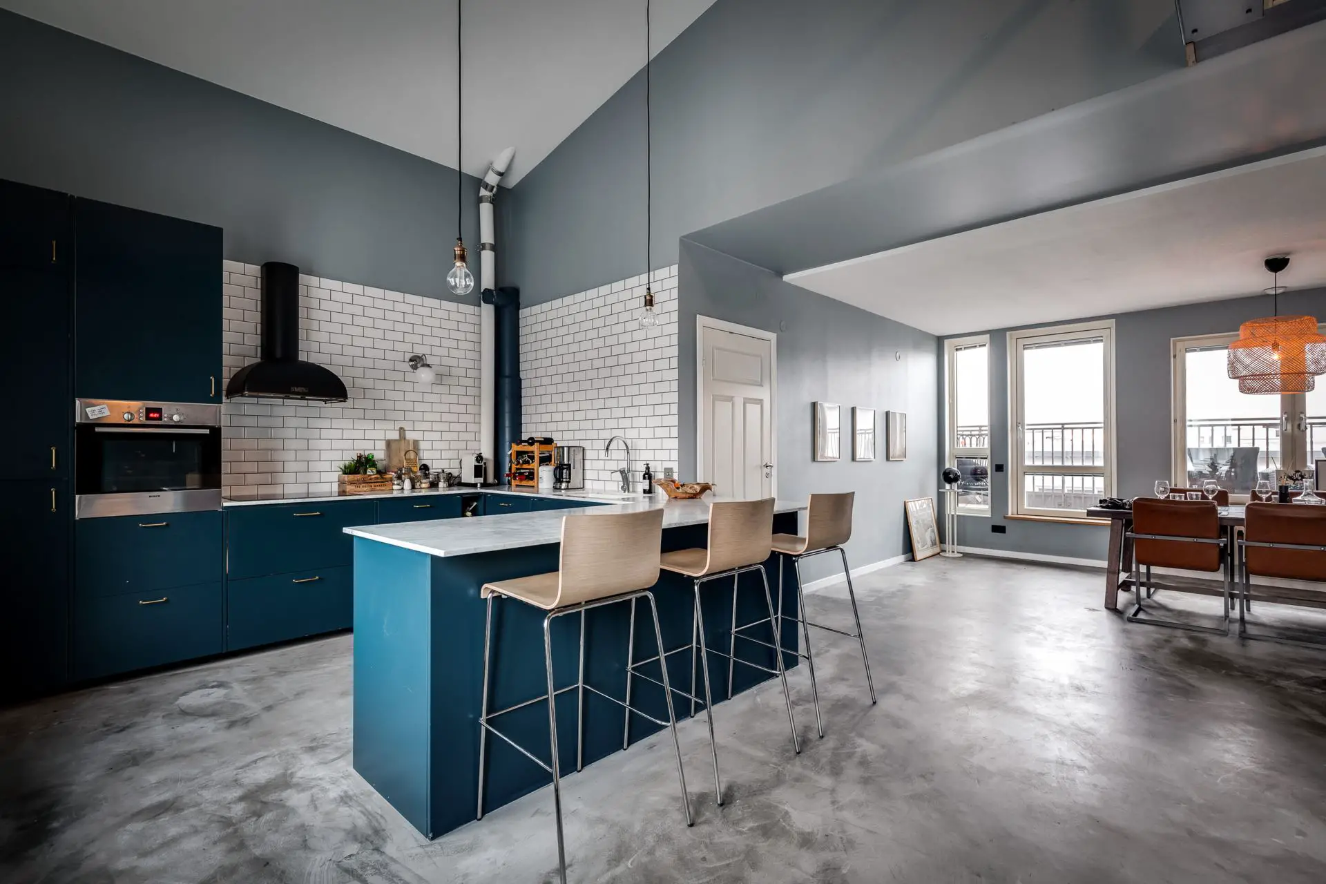 瑞典风格顶层公寓设计，蓝色调打造宁静私密空间-9