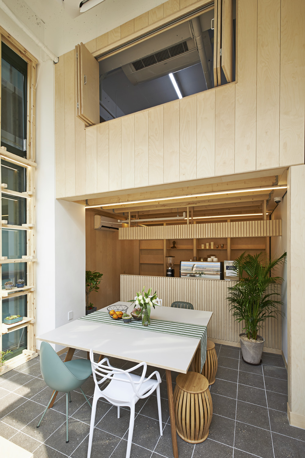 十平米清爽双层咖啡馆，展现简约设计魅力-5