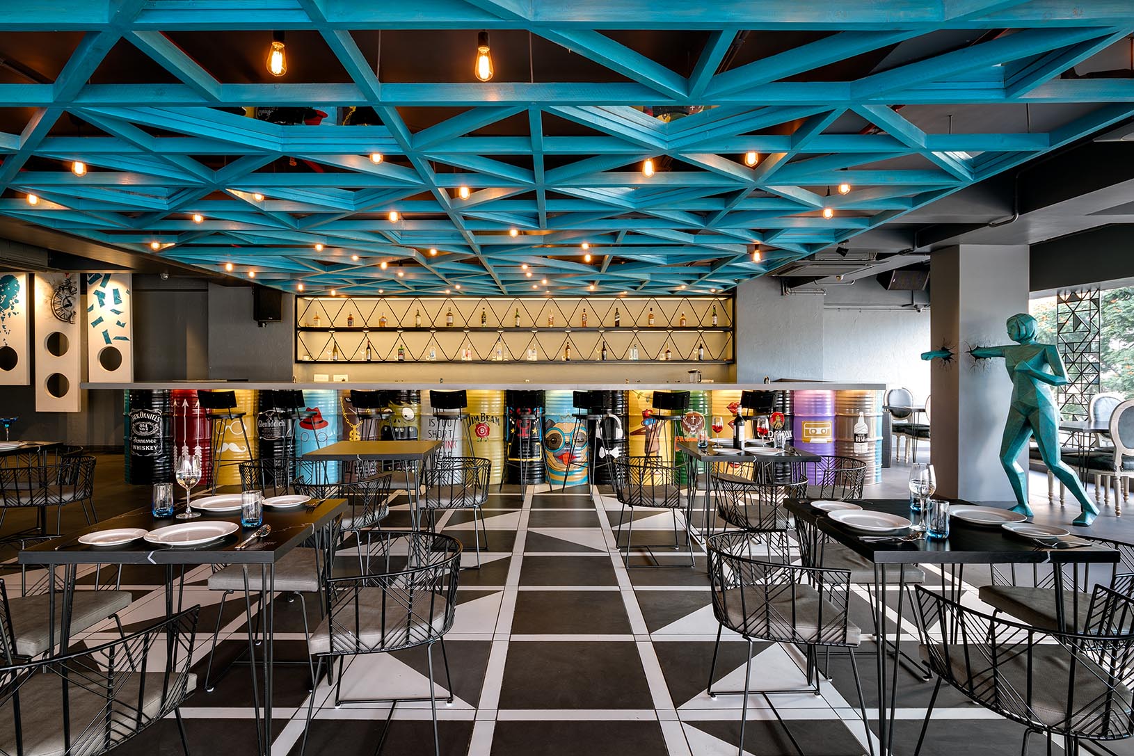 破壁而出 · 废旧材料打造的创意餐厅-15