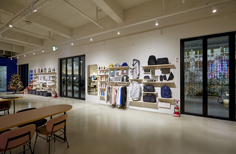 炫彩 GG 咖啡厅 | 视觉冲击与空间利用的完美结合-17