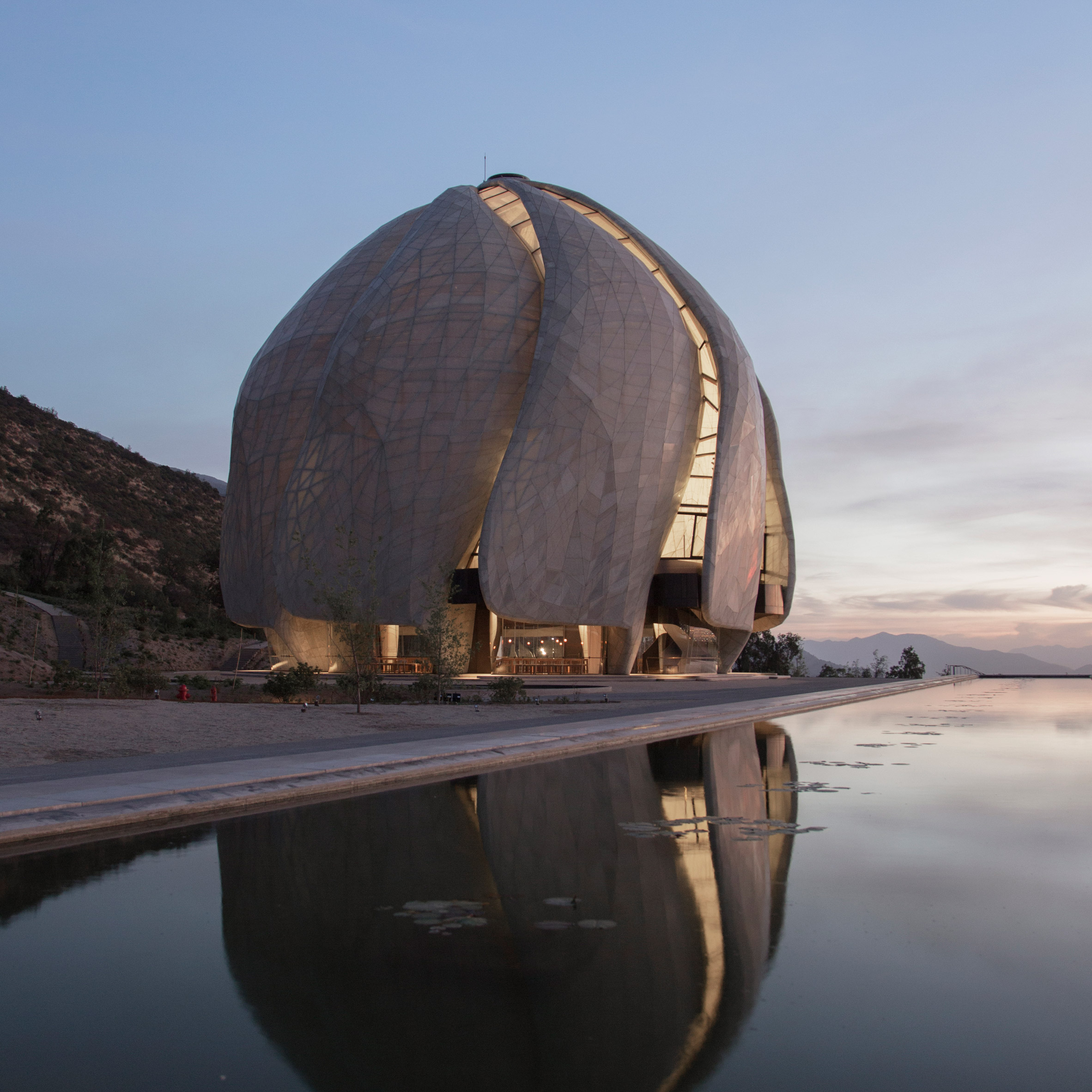Bahá’í temple in Chile by Hariri Pontarini features torqued wings made of steel and glass-0