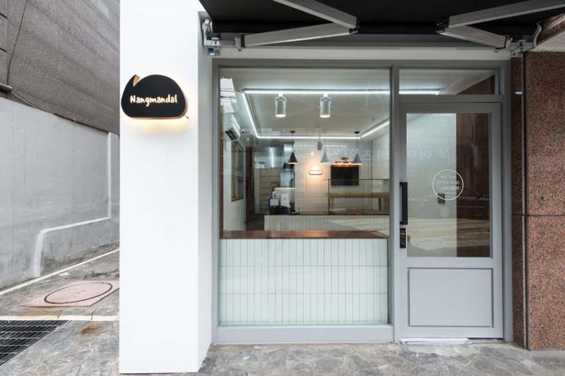 11 平米的极简白色烘焙店-4