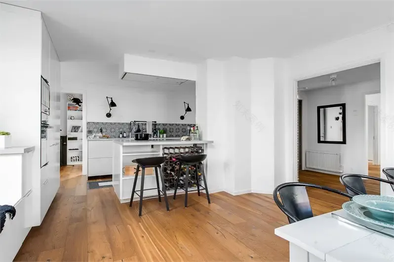 灰黑工业风厨房 | 完美融合 Tolix 钢椅与金属黑墙灯-12