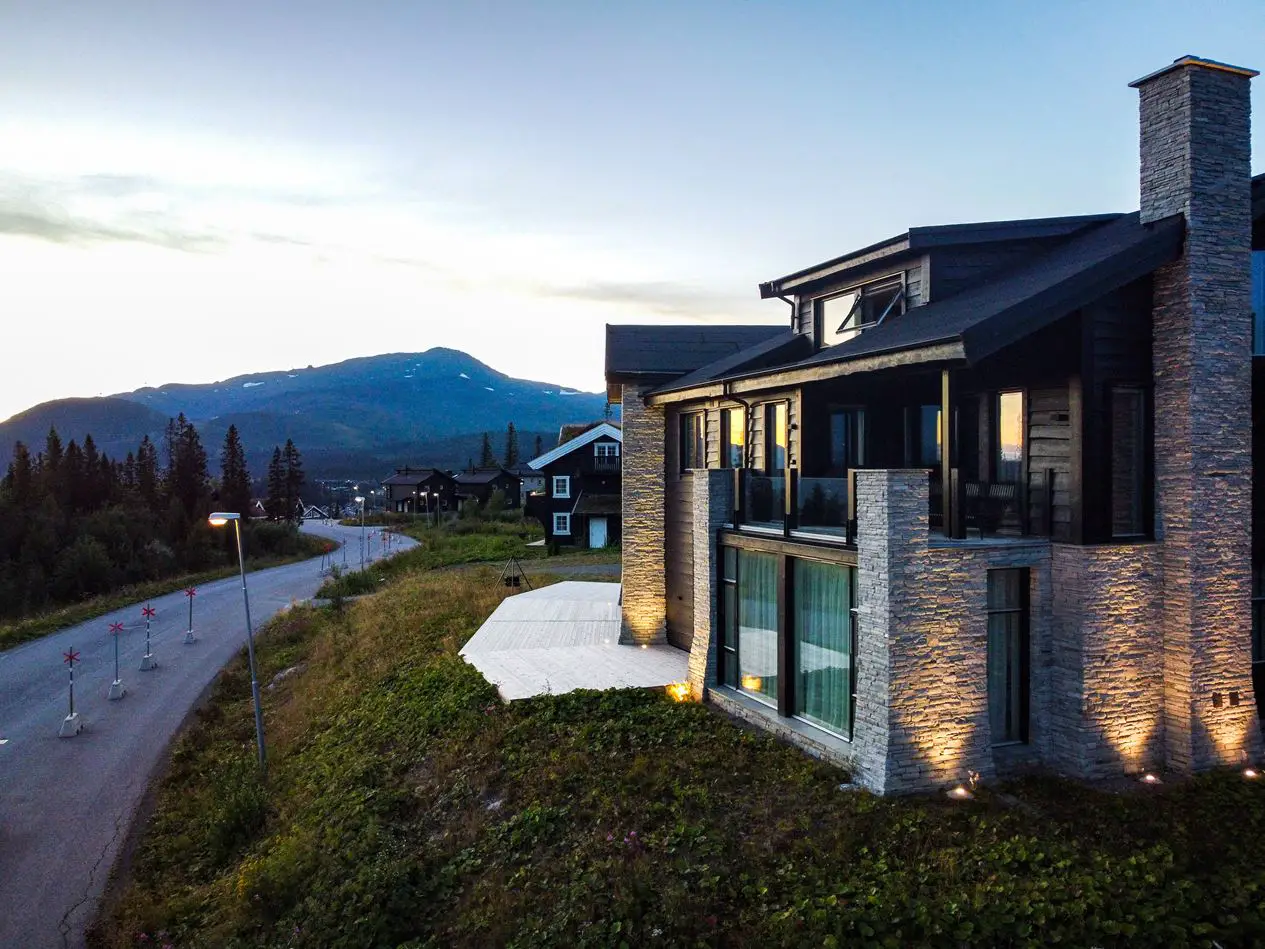 瑞典高山现代暗色调住宅设计-22