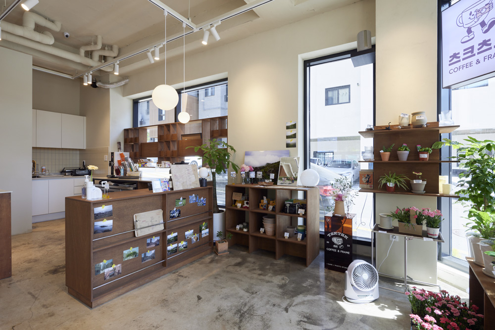 "50 平米白色木质甜品咖啡厅设计"-8