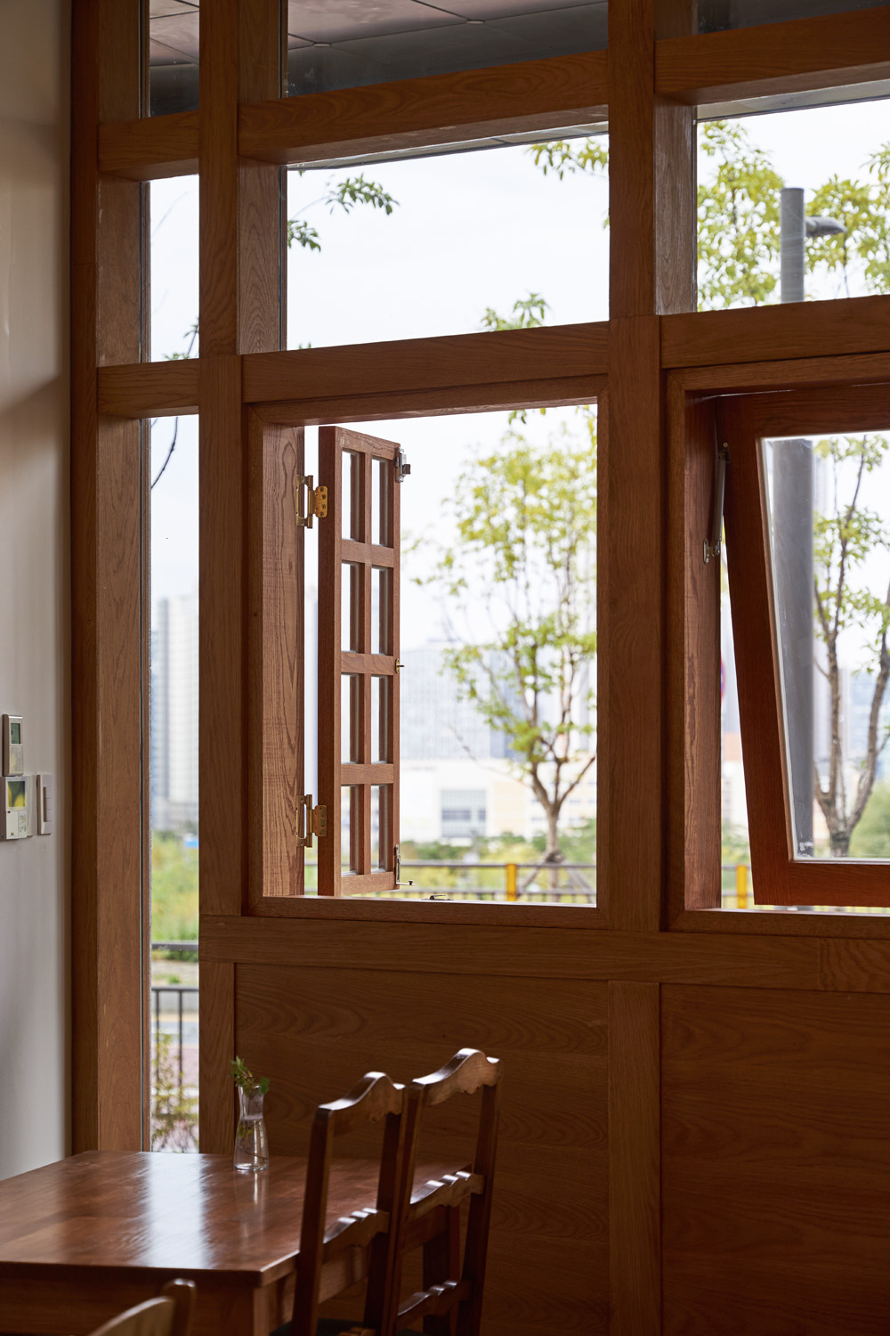 简约 25 坪咖啡店，展现白色木质空间魅力-16