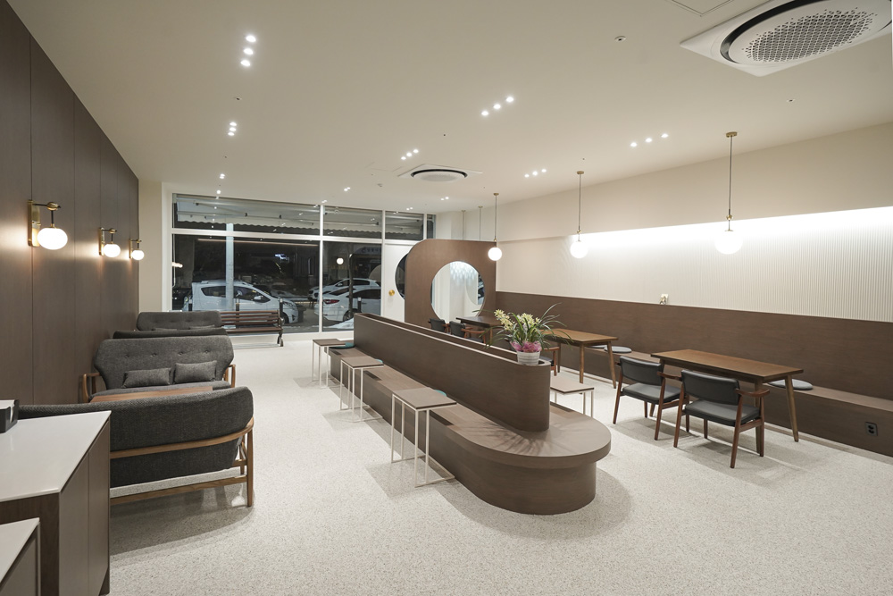 白色与木质，打造 36 平米的极简咖啡厅-7