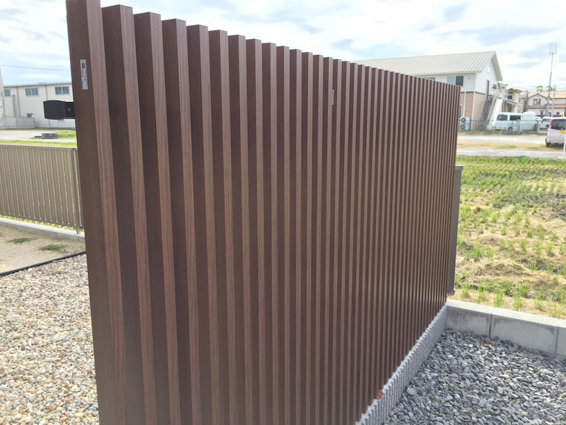 縦格子の目隠しアルミフェンスでプライバシーを確保した外構-42