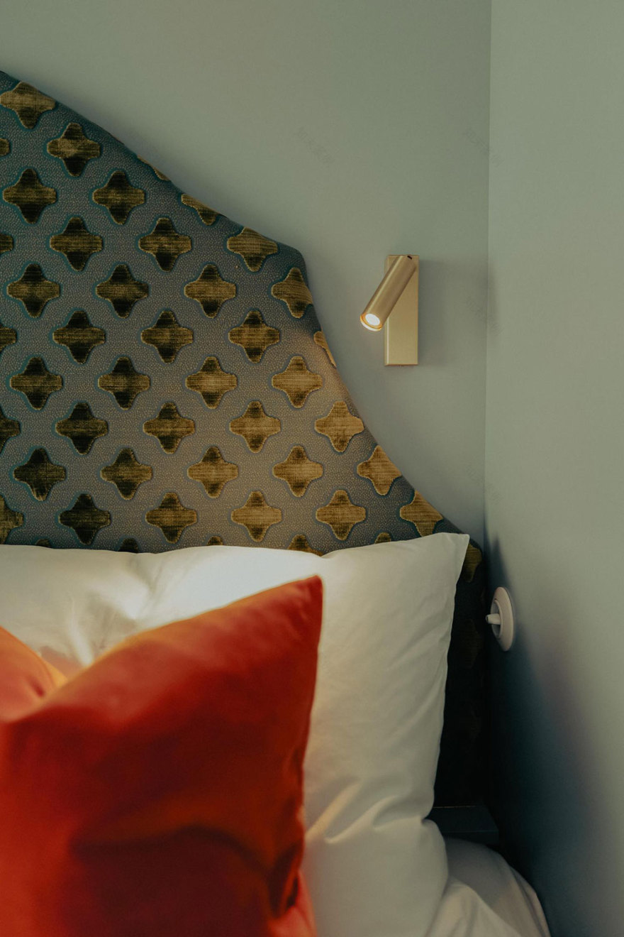 华丽的维也纳公寓,带有红色厨房和复古家具-28