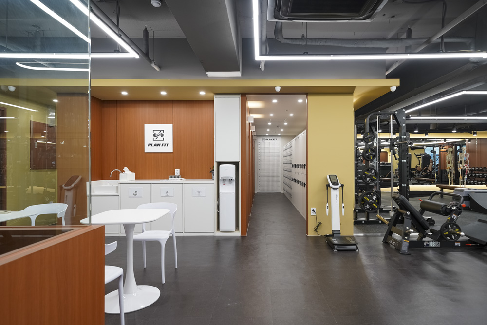 黑色与橙色的碰撞 | 49 平米迷你公寓的惊艳设计-2