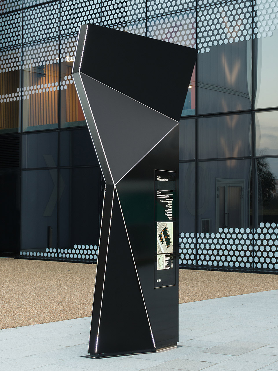 伦敦Here East革新引导标识和指路系统设计 / dn&co-8