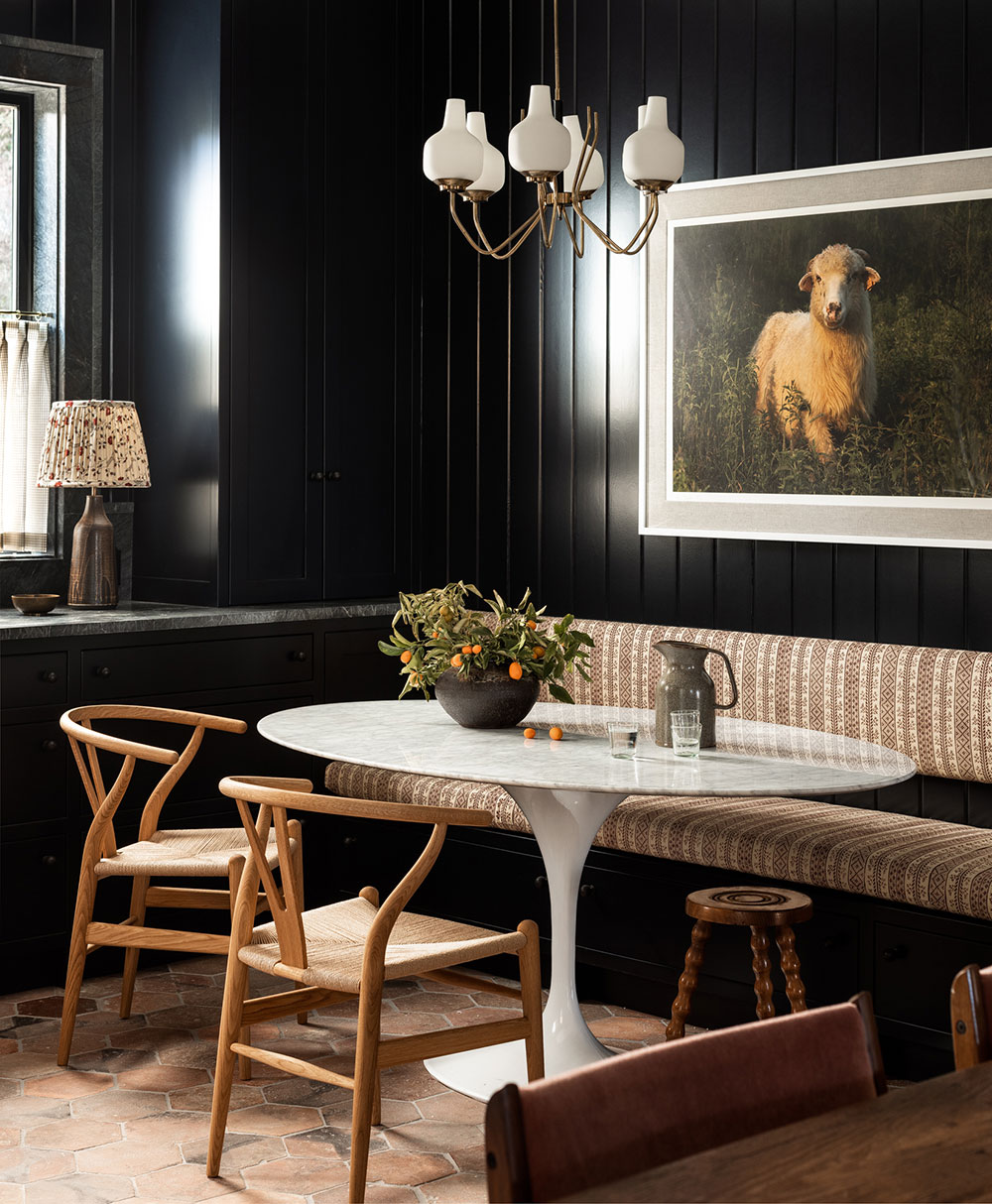 西雅图福克斯岛传统住宅 | 花卉图案与深色对比的完美结合-6