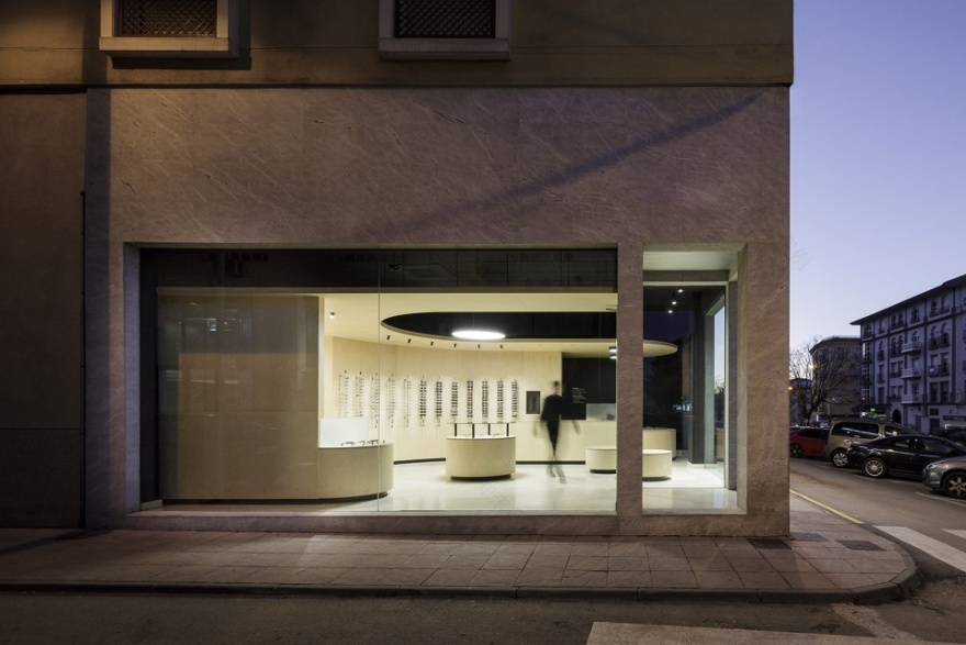 西班牙 Panóptica 眼镜店 | 曲线展墙划分空间,营造环绕式购物体验-31