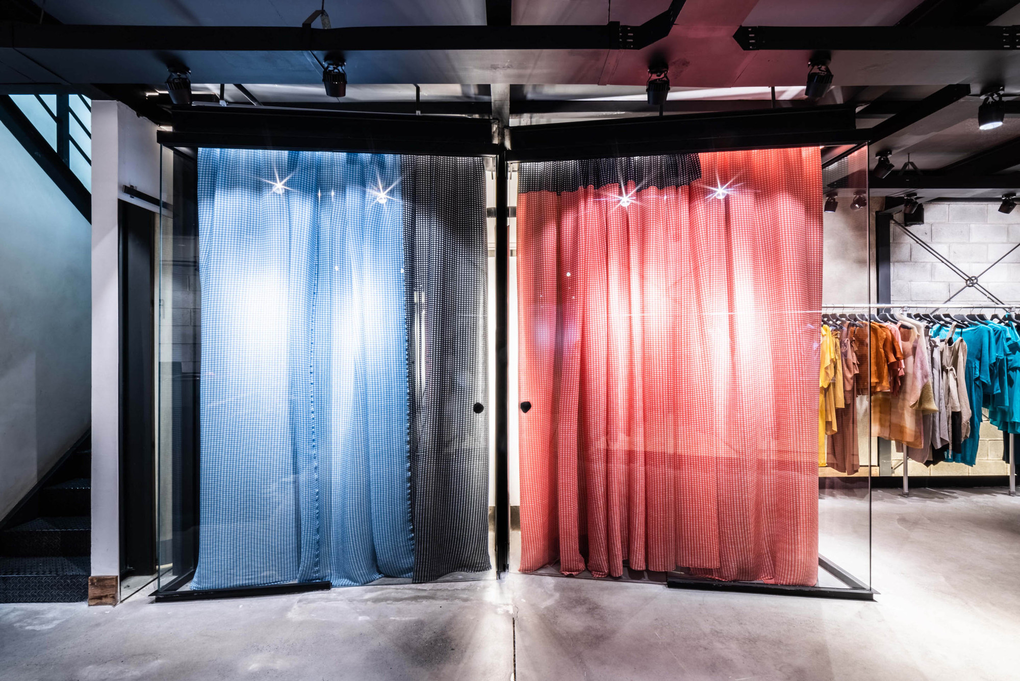 时尚玻璃盒子 | Fernanda Yamamoto 商店的室内设计-14