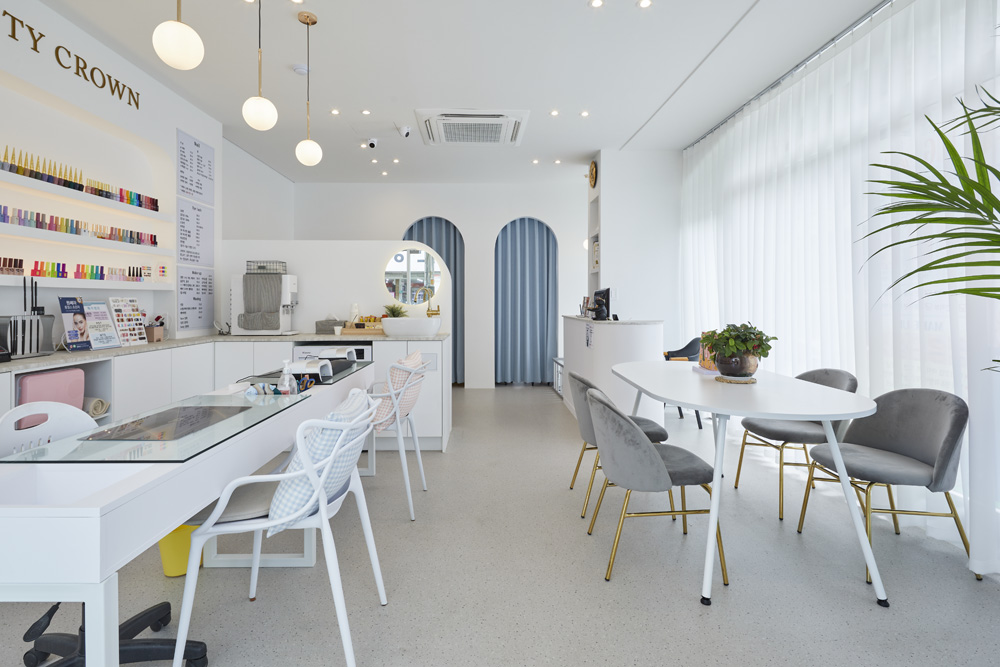 15 坪美妆店，现代白色调的精致空间-5