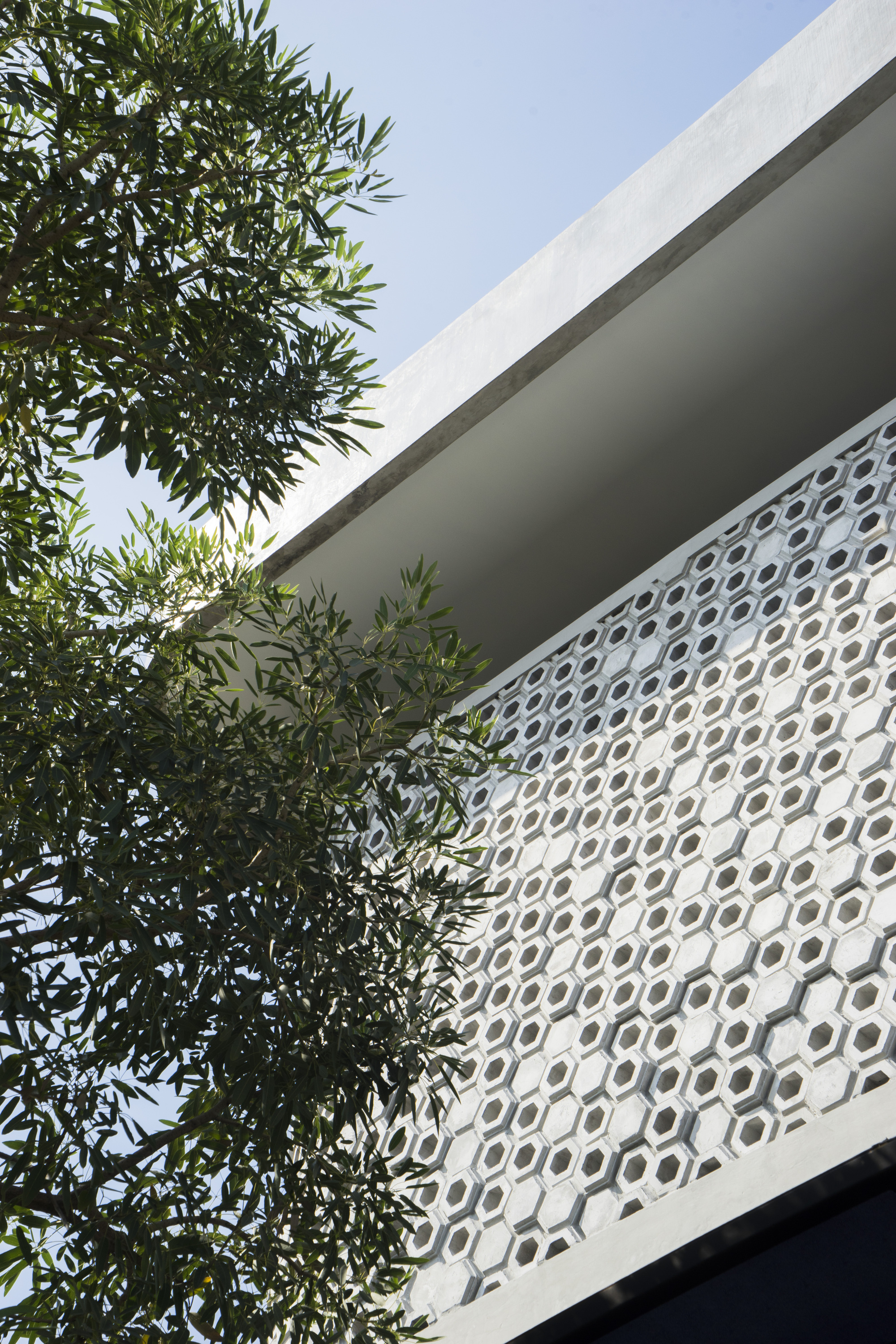 Honeycomb Mosque / Andyrahman Architect-43