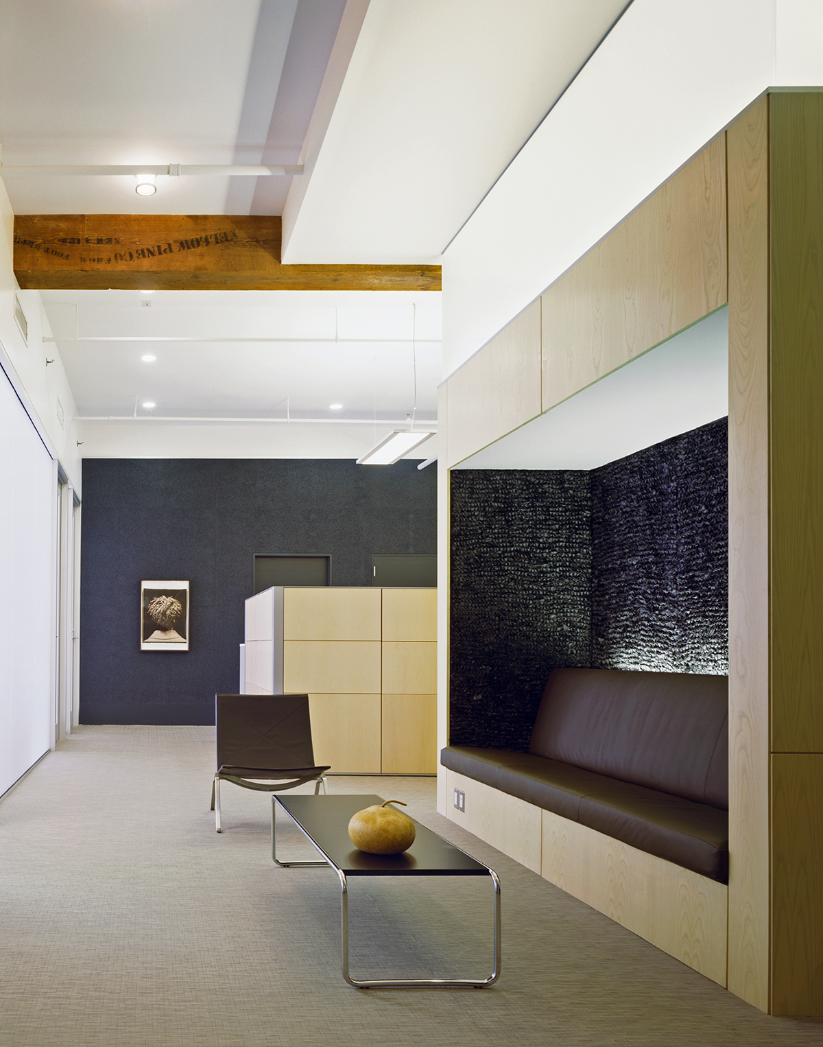 SOHO 办公室翻新升级，铸铁柱与木料展现工业风魅力-2